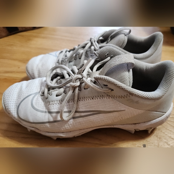 Nike Football Cleats - Picture 2 of 4